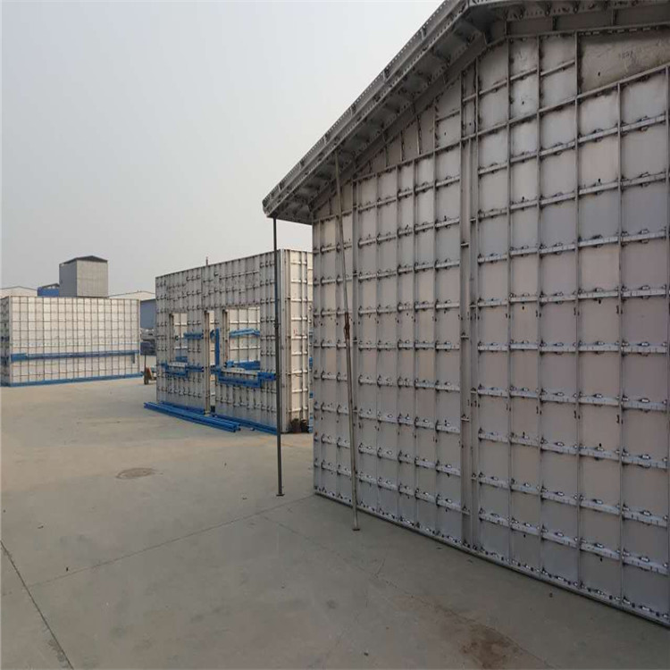 当两个夹板将废旧铝模板抵紧时