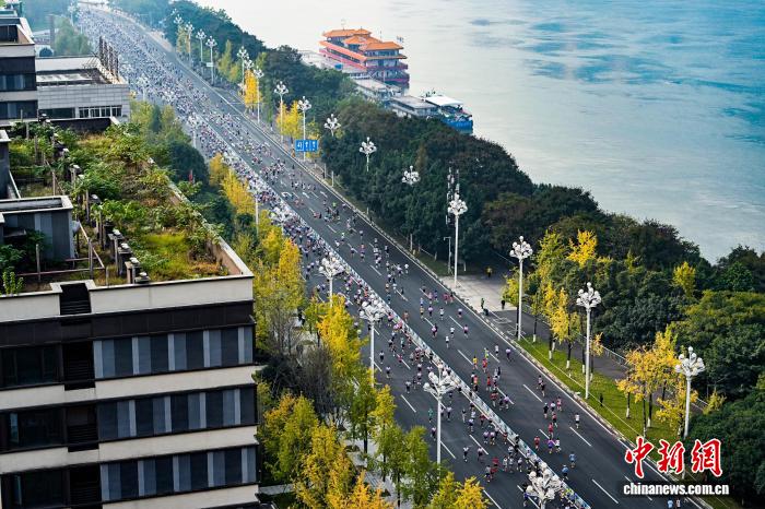 2025年中国田径协会10公里精英赛重庆站鸣枪开跑