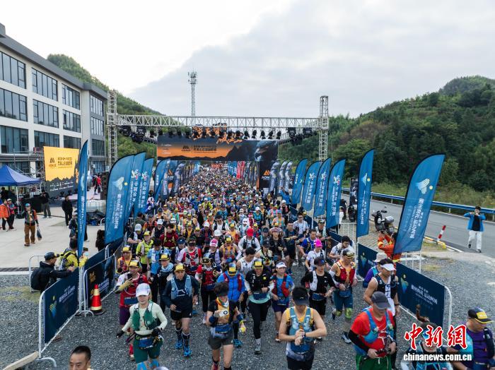 浙江柯城灵鹫山古道越野赛开跑 武侠文化融入高