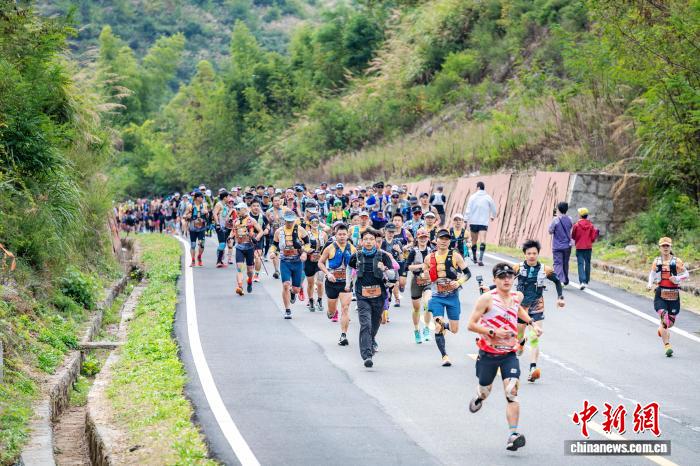 浙江柯城灵鹫山古道越野赛开跑 武侠文化融入高