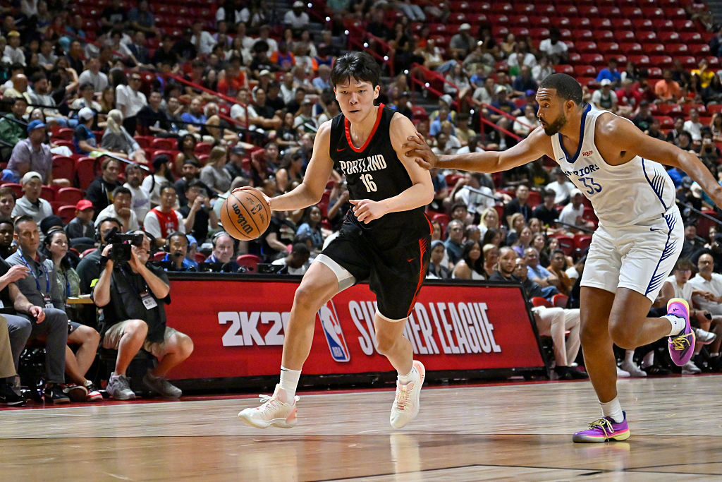 杨瀚森NBA夏季联赛首秀惊艳 10分4篮板5助攻助开拓