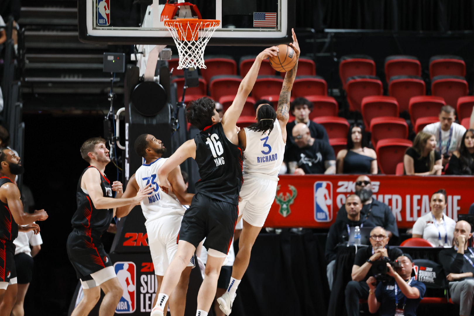 杨瀚森NBA夏季联赛首秀惊艳 10分4篮板5助攻助开拓