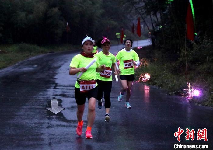 荧光夜跑点亮龙虎山 露营节开启文旅新体验