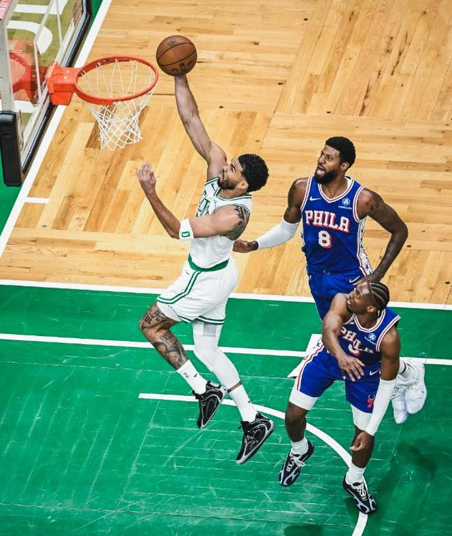 凯尔特人季后赛揭幕战32分大胜76人 双探花统治全