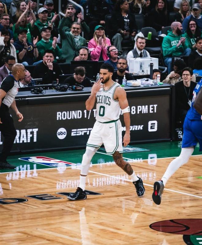 凯尔特人季后赛揭幕战32分大胜76人 双探花统治全