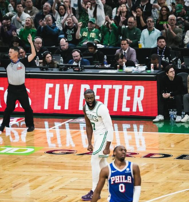 凯尔特人季后赛揭幕战32分大胜76人 双探花统治全