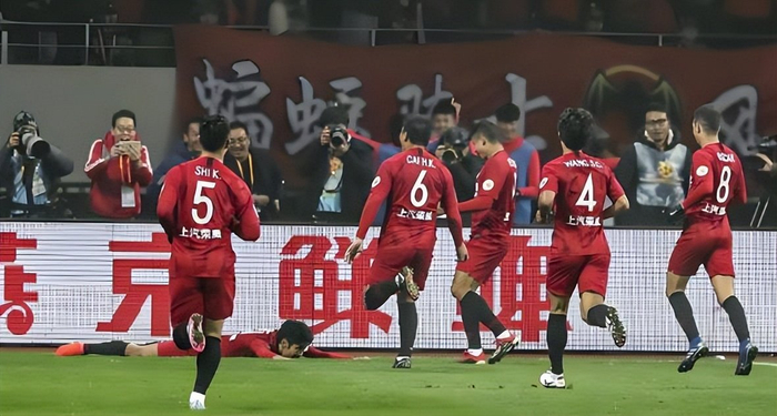 杨希中超首秀破门引热议 替补登场助上港客场告